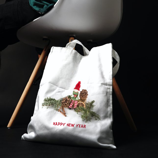 Doll assis entre le Sac fourre-tout de cône de pin (Créateur téléchargé)