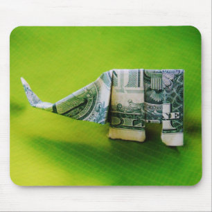 Dollar-Bill Origami Elephant auf grünem Hintergrun Mousepad