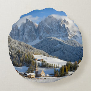 Dolomitdorf im runden Kissen des Winters