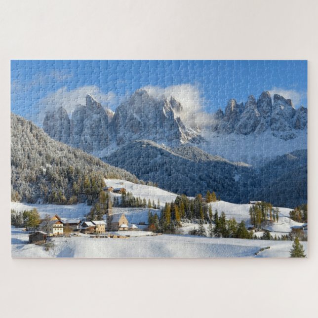 Dolomitdorf im Schnee im Winter (Horizontal)