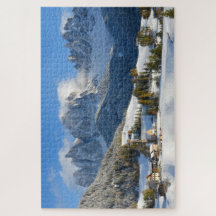 Dolomitdorf im Schnee im Winter