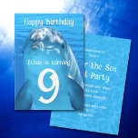 Dolphin Face Kids Sea Einladung zum Geburtstag<br><div class="desc">Dolphin Geburtstagsfeier Einladung Vorlage, mit Download-Option. Blaues Wasser und ein großer lächelnder Delphin ist das Design auf Karten, die für den Geburtstag eines Kindes gedacht sind. "You're geladene" Text mit Alter in großen, lockigen Zahlen auf der Vorderseite und mehr Text auf der Rückseite anpassen. Sommerblau mit weißem Text, der in...</div>