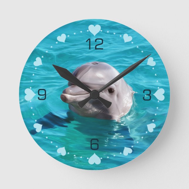 Dolphin in Blue Water Hearts Numbered Runde Wanduhr (Vorderseite)