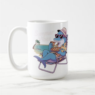 Dolphin isst im Sommerurlaub Pizza Kaffeetasse