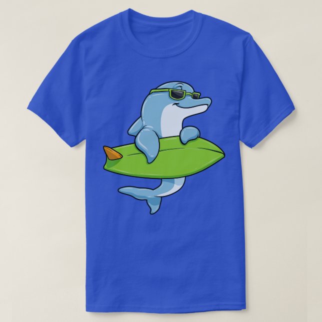 Dolphin mit Sonnenbrille als Surfer mit Surfbrett  T-Shirt (Design vorne)