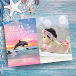 Dolphin Seas & Greetings Beach Weihnachts-Foto Feiertagskarte<br><div class="desc">Weihnachts-Weihnachtskarte zum Thema Beach bietet ein zauberhaftes Gemälde eines Delfins,  der unter einem Sonnenuntergangshimmel mit "Seas & Greetings"-Beschriftung überspringen kann. Personalisieren Sie mit Ihrem eigenen Foto und Feriengruß. Kunst von KL Stock</div>