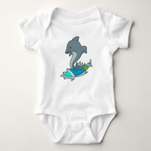 Dolpin als Surfer mit Surfboard Baby Strampler