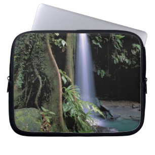 Dominica, Smaragdpool, Wasserfall. Laptopschutzhülle