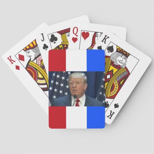 Donald Trummp auf einem Kartenstapel Spielkarten (Rückseite)