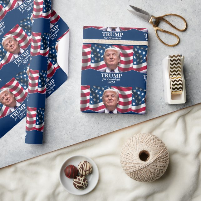 Donald Trump 2024 - Die amerikanische Flagge schwä Geschenkpapier (Kunsthandwerk)