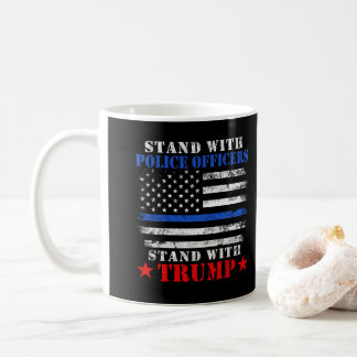 Donald Trump 2024 steht mit Polizeibeamten Kaffeetasse