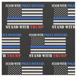 Donald Trump 2024 steht mit Polizeibeamten Stoff