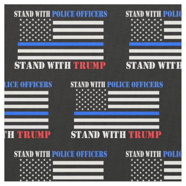 Donald Trump 2024 steht mit Polizeibeamten Stoff (Nahaufnahme)