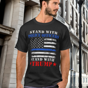 Donald Trump 2024 steht mit Polizeibeamten T-Shirt