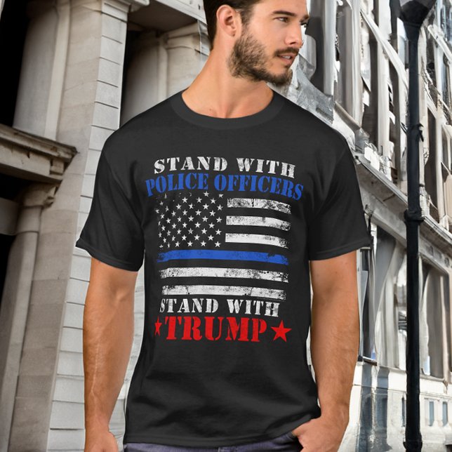 Donald Trump 2024 steht mit Polizeibeamten T-Shirt (trump 2024 pro police t-shirt)