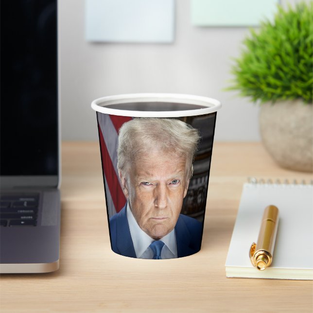 Donald Trump 2025 US-Präsident Portrait Pappbecher (InSitu)