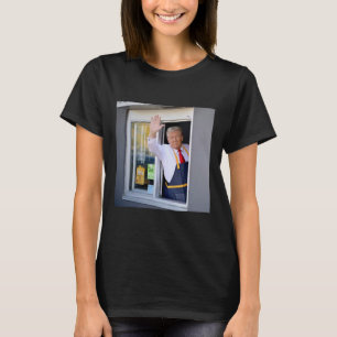 Donald Trump baut den Fry Station und hält einen D T-Shirt