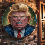 Donald Trump Fun Dartboard mit einem Politiker Dartscheibe<br><div class="desc">Bild von Donald Trump Dart Board. Ein rundes Dartboard mit einer Karikatur Donald Trumps. Das Bild ist eine humorvolle Haltung in der Politik, geeignet für Erwachsene und diejenigen, die ein gutes Lachen. Ein humorvolles Dartboard mit einer Karikatur einer bekannten politischen Figur, das sich perfekt eignet, um der Spielnacht eine Touch...</div>