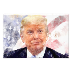 Donald Trump lächelt unter amerikanischer Flagge Fotodruck
