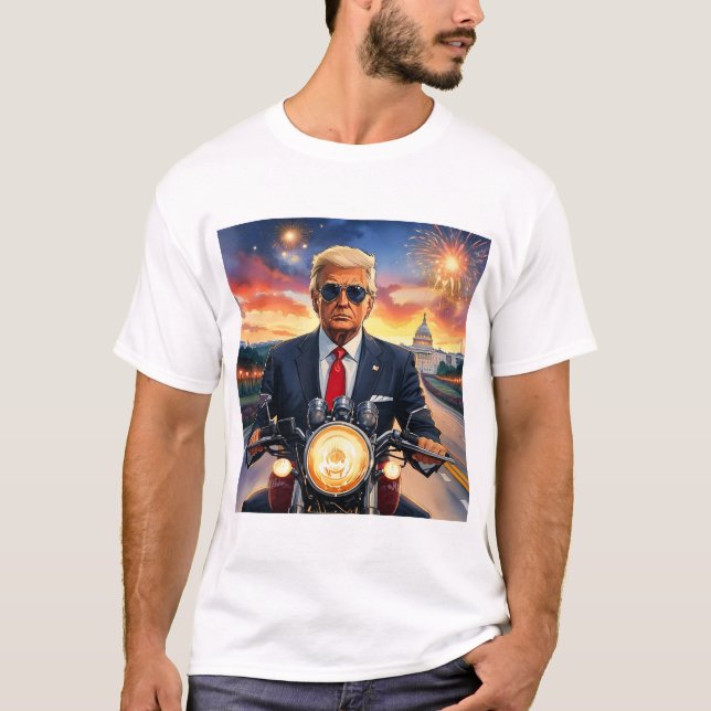 Donald Trump Riding Motorrad US Hauptstadt Feuerwe T-Shirt (Vorderseite)
