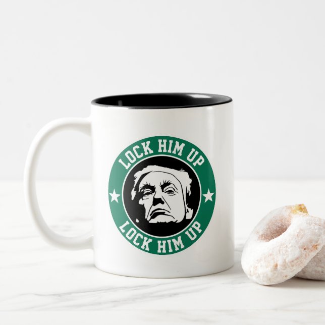 Donald Trump sperrt ihn auf Zweifarbige Tasse (Mit Donut)