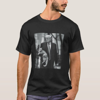 Donald Trump trägt ein Cat 2024 T-Shirt