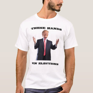 Donald Trump übergibt Shirt