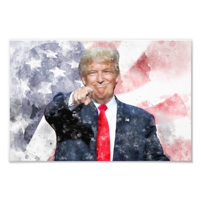 Donald Trump weist auf amerikanische Flagge Fotodruck (Vorne)