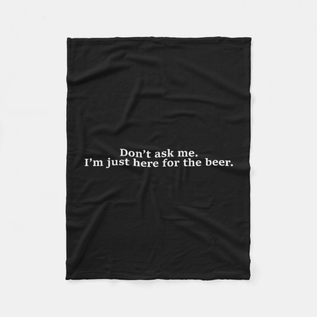 Don't Ask Me I'm Just Here For The Beer Funny Humo Fleecedecke (Vorderseite)