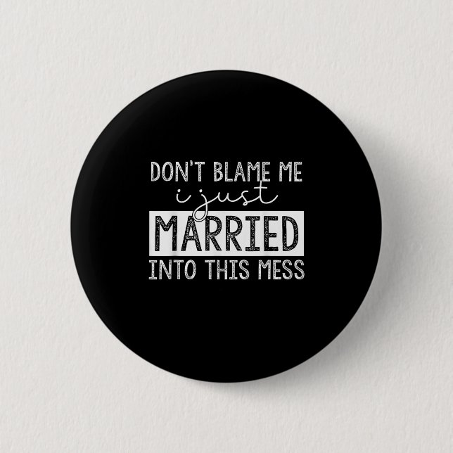 Don't Blame Me I Just Married Into This Mess Funny Button (Vorderseite)
