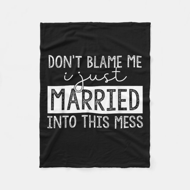Don't Blame Me I Just Married Into This Mess Funny Fleecedecke (Vorderseite)
