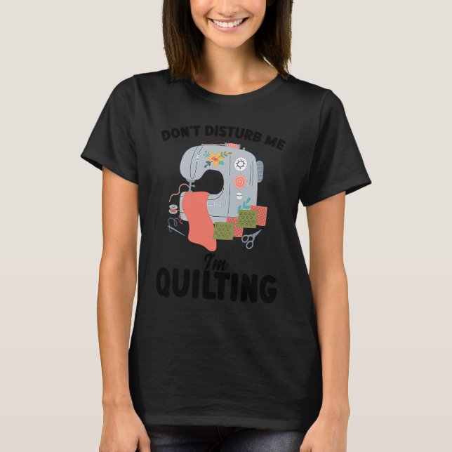 don't disturb me I'm quilting quilt T-Shirt (Vorderseite)