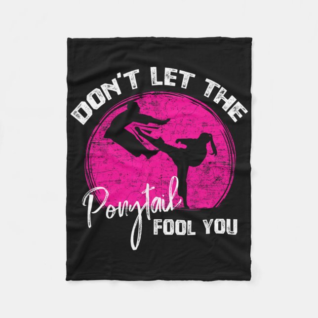 Dont Let The Ponytail Fool You Funny Karate Gift  Fleecedecke (Vorderseite)