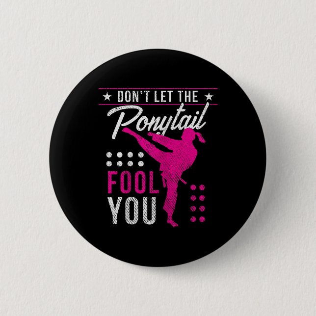 Dont Let The Ponytail Fool You Funny Karate Girl  Button (Vorderseite)