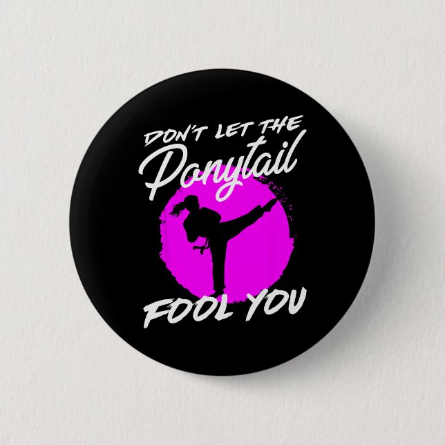 Dont Let The Ponytail Fool You I Funny Karate  Button (Vorderseite)
