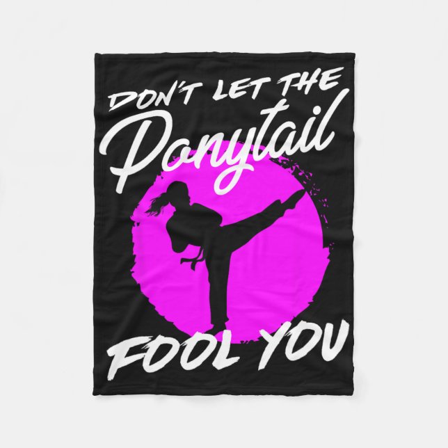 Dont Let The Ponytail Fool You I Funny Karate  Fleecedecke (Vorderseite)