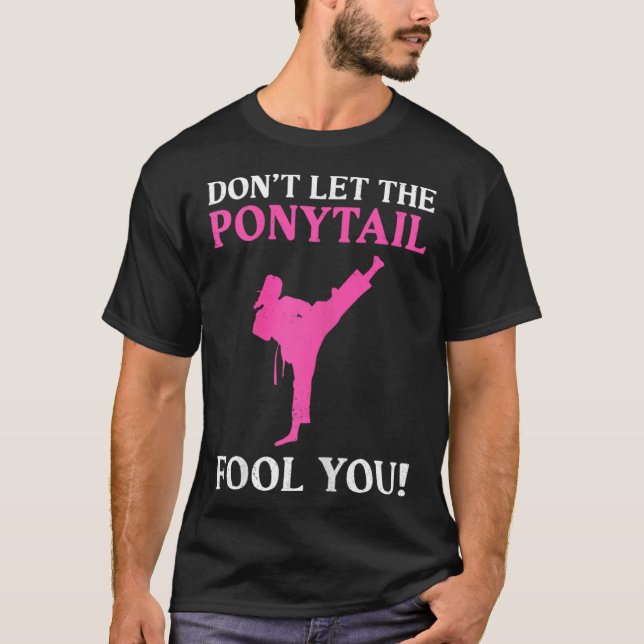 Don't Let The Ponytail Fool You Karate Fighter Mar T-Shirt (Vorderseite)