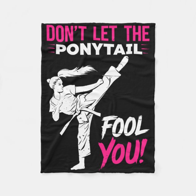 Don't Let The Ponytail Fool You Karate Funny Karat Fleecedecke (Vorderseite)