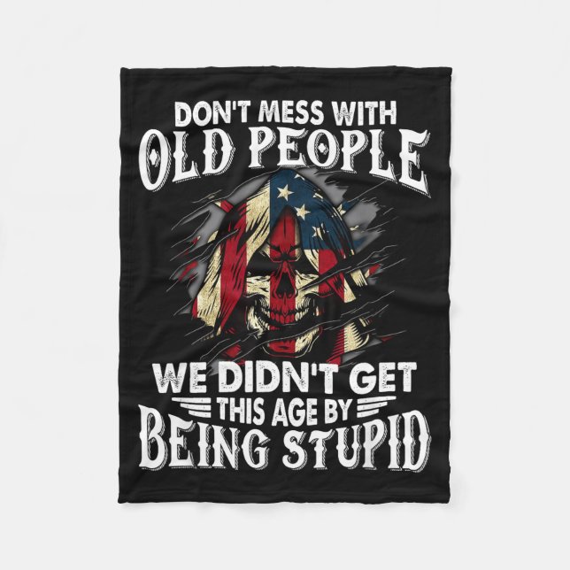 Don't Mess With Old People We Didn't Get This Age  Fleecedecke (Vorderseite)