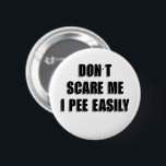 Dont Scare Me I Piss Easily Sarcastic Halloween Button<br><div class="desc">Sarkasmus, halloween, witzig, Spaß, sarkastisch, Horror, beängstigend, Zitat, spooky, Witz</div>