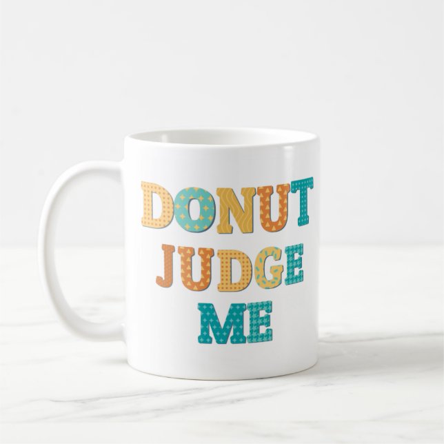 Donut Judge Me Funny Monogram Qoute Kaffeetasse (Links)