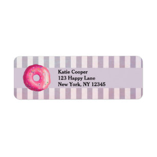 Donut mit rosa Zuckerguss und Sprinklen
