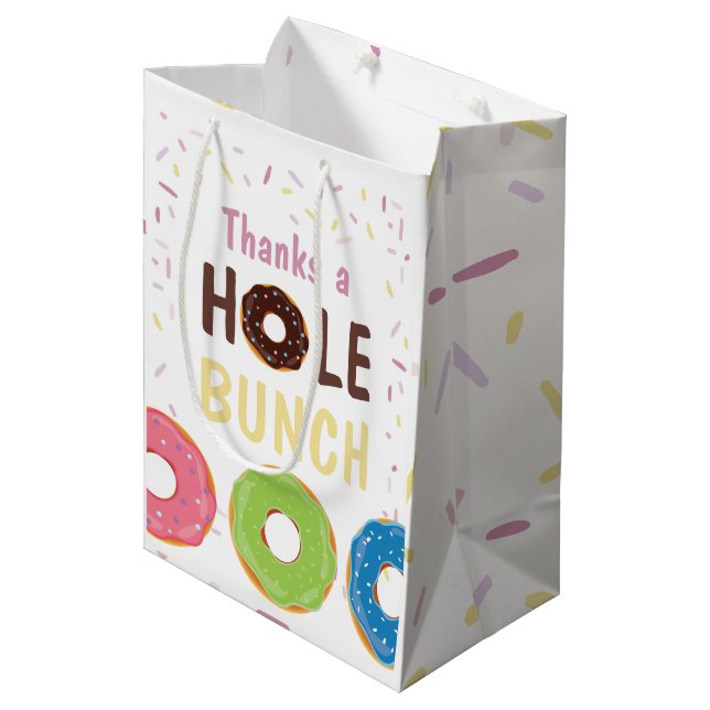 Donut themed Birthday Party Guest Danke Mittlere Geschenktüte (Vorderseite Schrägansicht)