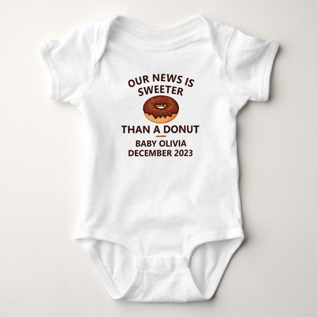 Donuts Baby Announcement, Schwangerschaft Reveal Baby Strampler (Vorderseite)