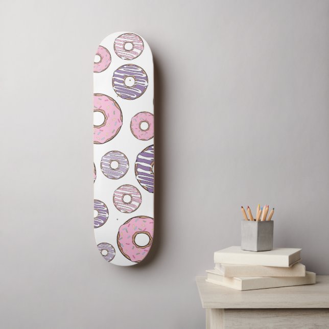 Donuts, rosa Donuts, Lila Donuts Skateboard (Wandkunst)