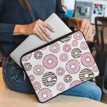 Donuts, rosa Donuts, weiße Donuts Laptopschutzhülle<br><div class="desc">Niedliche,  lustige und hübsche Muster mit rosa-weißen Donuts. Modernes und trendiges Geschenk,  perfekt für den Donut Liebhaber in Ihrem Leben.</div>