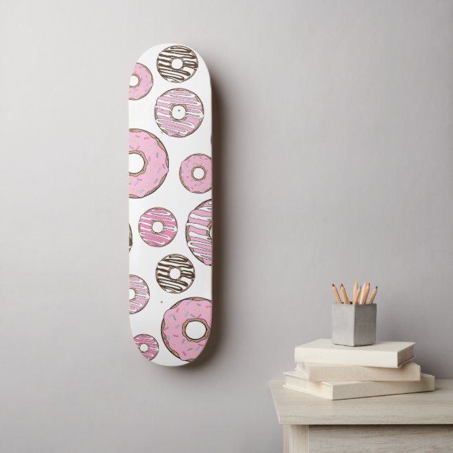 Donuts, rosa Donuts, weiße Donuts Skateboard (Wandkunst)