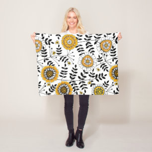 Doodle-Blume und -Blätter in Gelb und Schwarz Fleecedecke