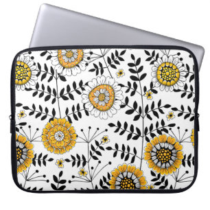 Doodle-Blume und -Blätter in Gelb und Schwarz Laptopschutzhülle