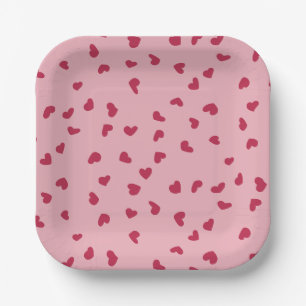 Doodles des roten Herzens auf rosa aufgetragen Pappteller